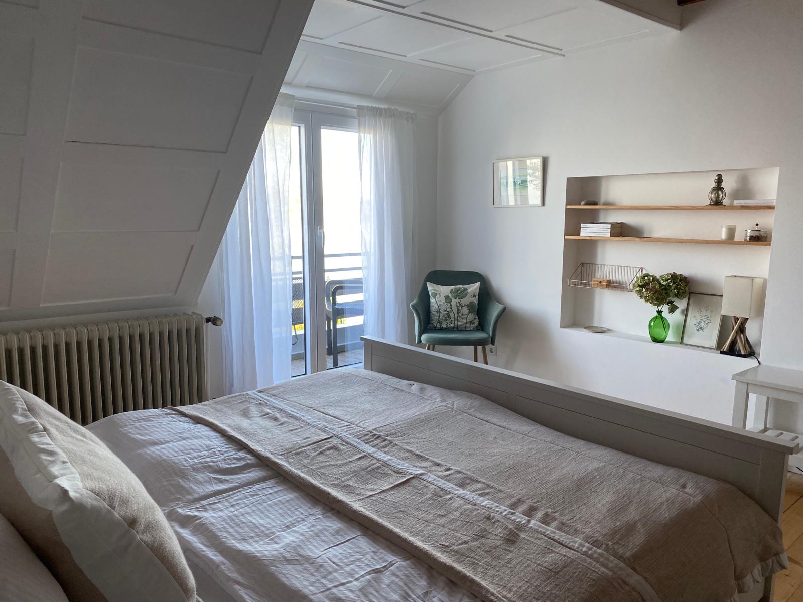 Schlafzimmer mit separatem Balkon